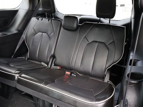 Used 2025 Chrysler Pacifica Limited FWD image 14