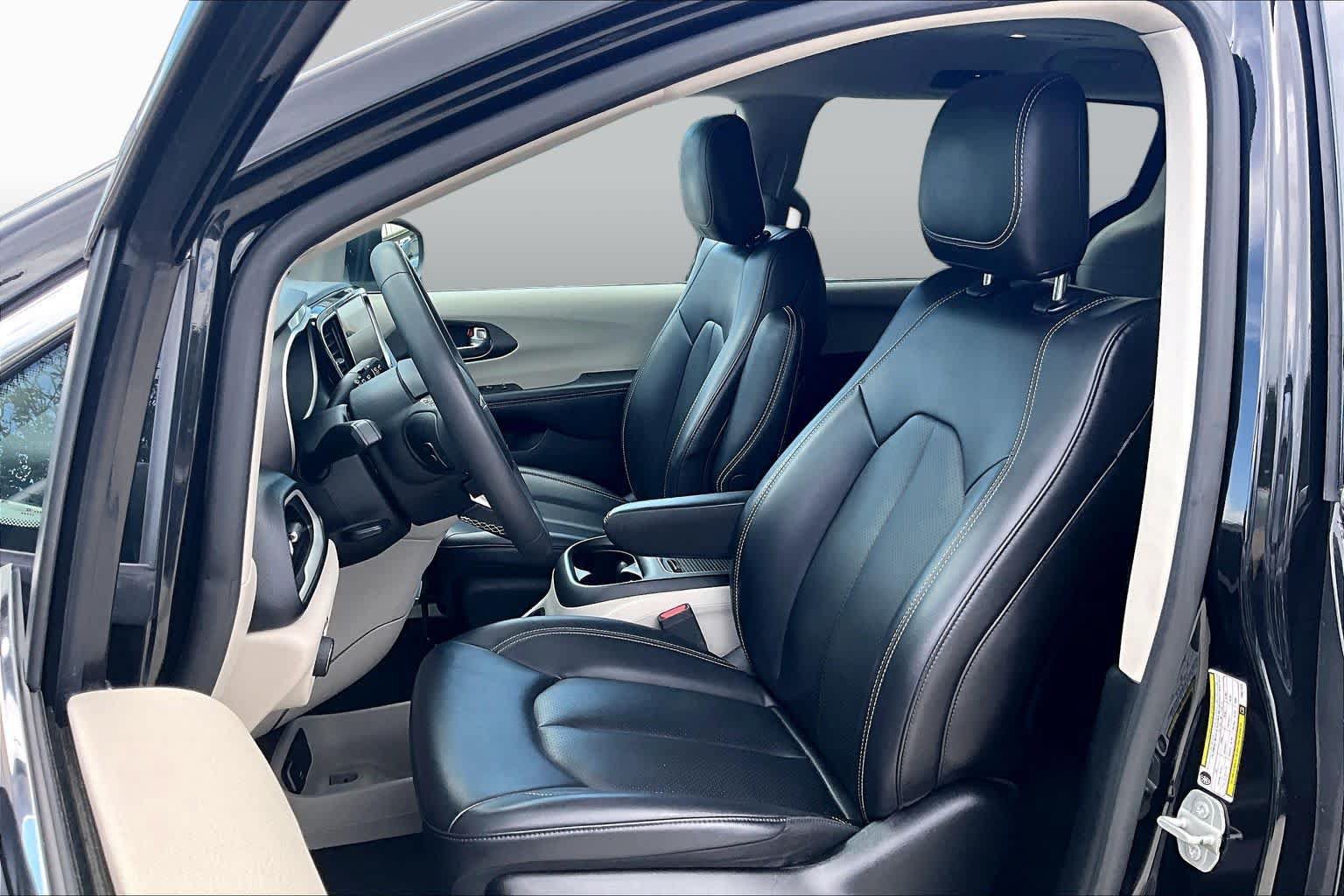 Used 2023 Chrysler Pacifica Touring-L FWD image 8