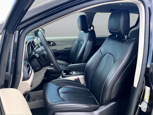 Used 2023 Chrysler Pacifica Touring-L FWD image 8