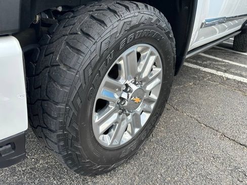 Used 2024 Chevrolet Silverado 2500 High Country w/ High Country Premium Package AWD/4WD image 9