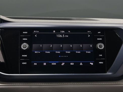 Used 2024 Volkswagen Taos SE w/ Panoramic Sunroof Package image 18