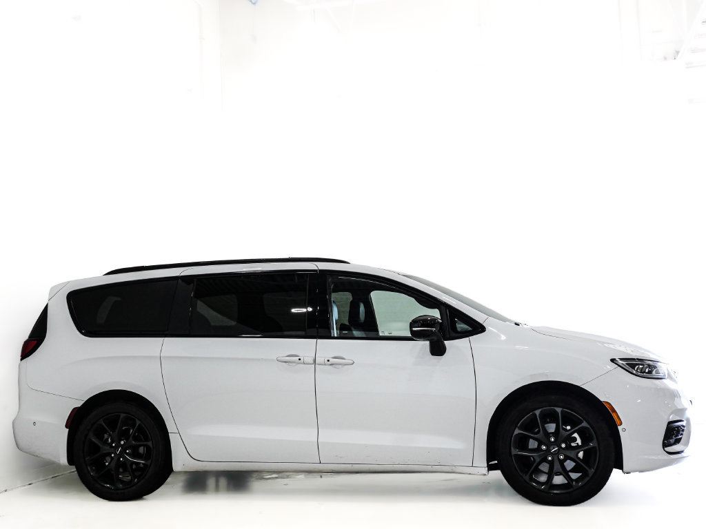 Used 2024 Chrysler Pacifica Limited w/ S Appearance Package FWD image 5