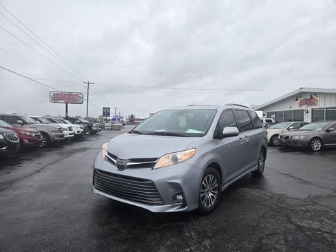 Used 2018 Toyota Sienna XLE image 2
