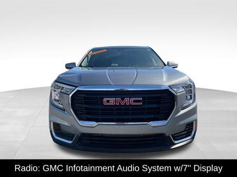 Used 2024 GMC Terrain SLE image 2