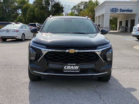 Used 2025 Chevrolet Trax LT FWD image 2