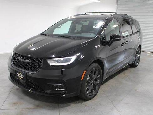 Used 2025 Chrysler Pacifica Limited FWD image 4