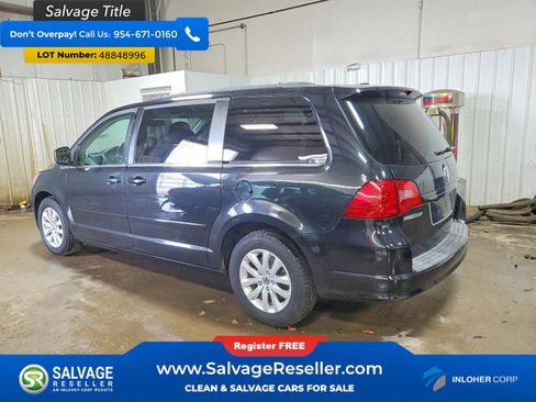 Used 2014 Volkswagen Routan SE image 3