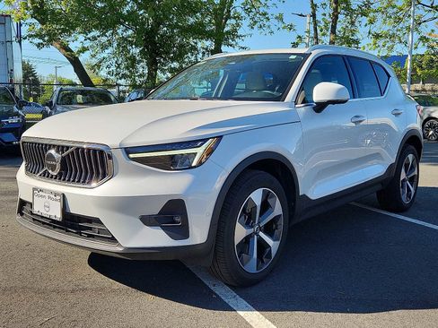 Certified 2023 Volvo XC40 B5 Plus w/ Driver Assist Package AWD/4WD image 3
