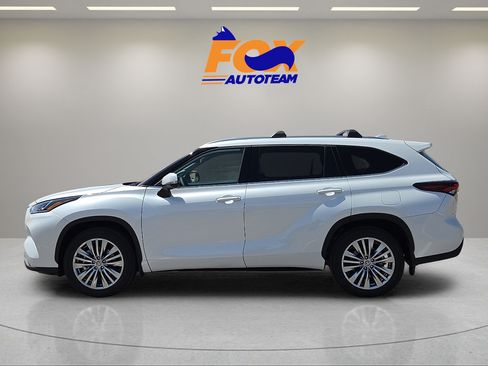 New 2026 Toyota Highlander Platinum AWD/4WD image 2