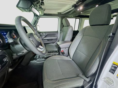 Used 2025 Jeep Wrangler Sahara image 11