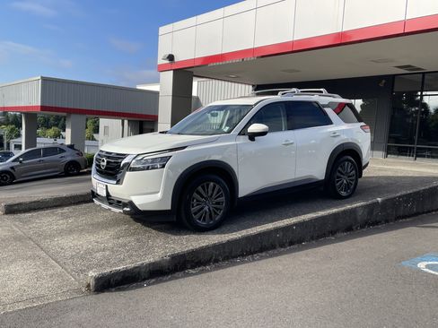 Used 2023 Nissan Pathfinder SL w/ SL Premium Package AWD/4WD image 4