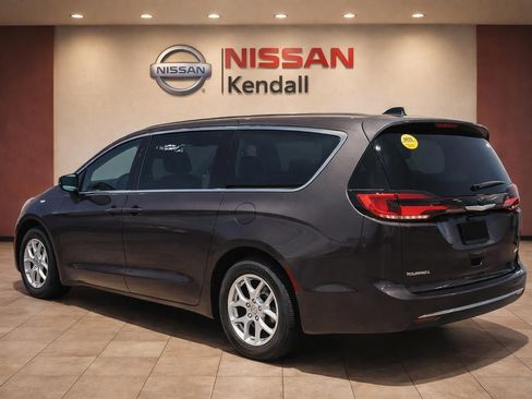 Used 2023 Chrysler Pacifica Touring-L FWD image 5