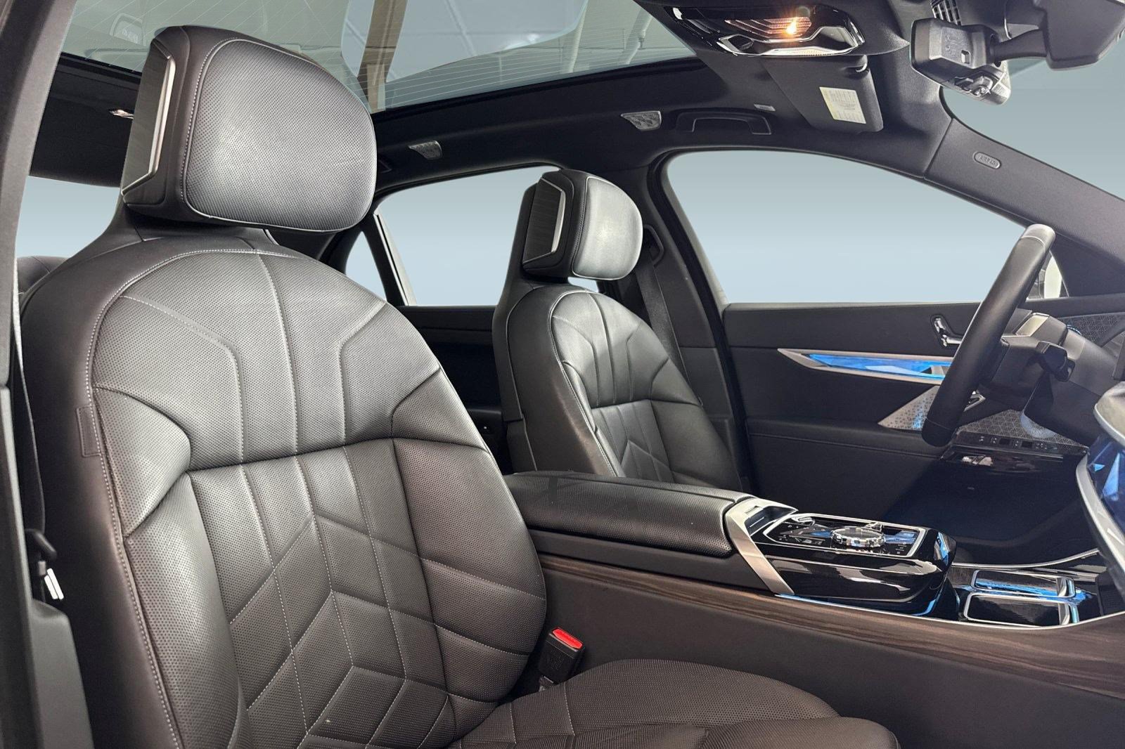 Certified 2023 BMW i7 xDrive60 AWD/4WD image 27