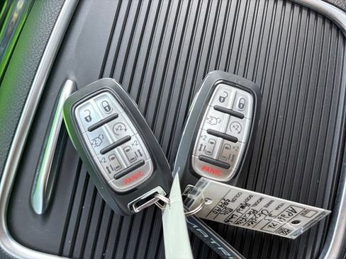 Used 2023 Chrysler Pacifica Limited FWD image 22