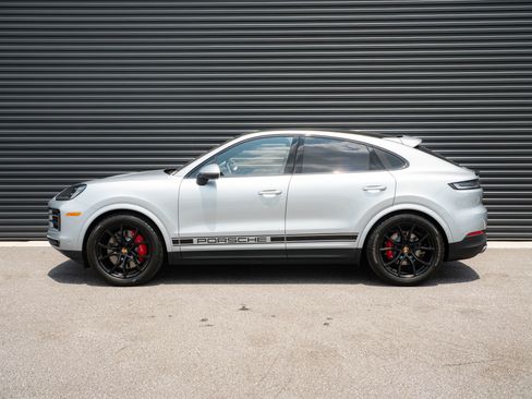 Certified 2026 Porsche Cayenne S AWD/4WD image 2