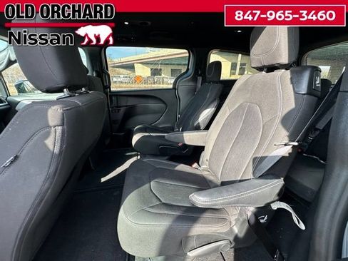 Used 2024 Chrysler Pacifica Touring FWD image 13