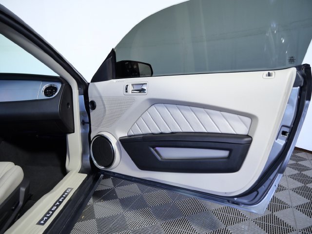 Used 2010 Ford Mustang Coupe RWD image 9