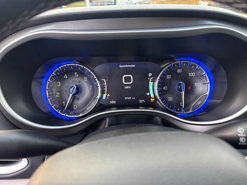 Used 2024 Chrysler Pacifica Touring-L image 20