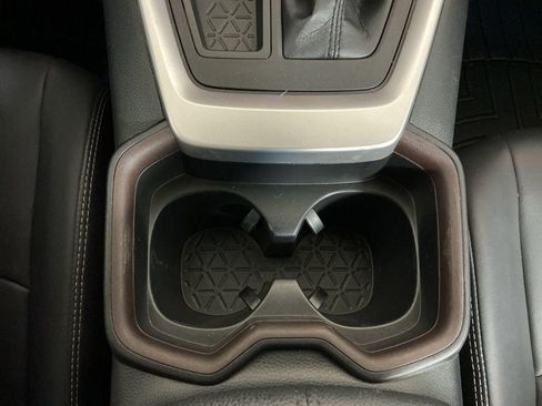 Used 2019 Toyota RAV4 Limited image 14