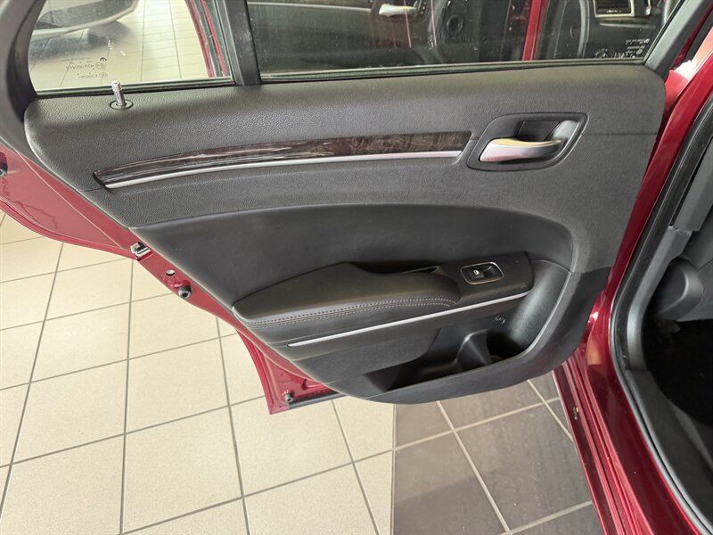 Used 2019 Chrysler 300 Limited RWD image 25