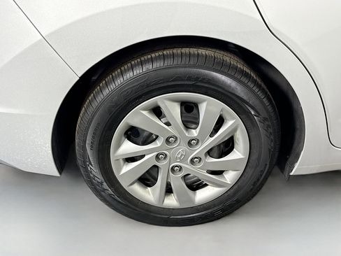 Used 2019 Hyundai Elantra SE image 32