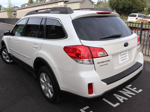 Used 2011 Subaru Outback 2.5i Premium AWD/4WD image 6