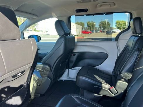 Used 2024 Chrysler Pacifica Touring-L FWD image 21