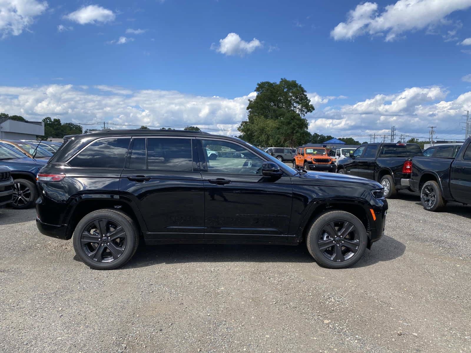 New 2027 Jeep Grand Cherokee Limited AWD/4WD image 2