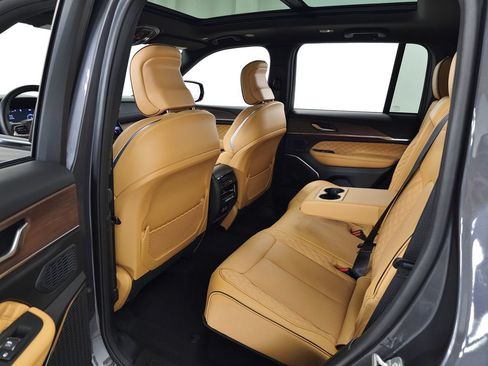 Used 2025 Jeep Grand Cherokee Summit AWD/4WD image 33