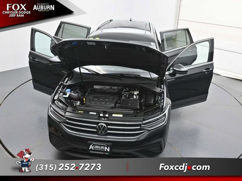 Used 2024 Volkswagen Tiguan SE w/ Panoramic Sunroof Package AWD/4WD image 36