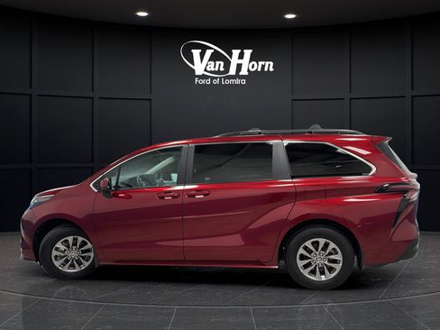Used 2025 Toyota Sienna LE AWD/4WD image 4