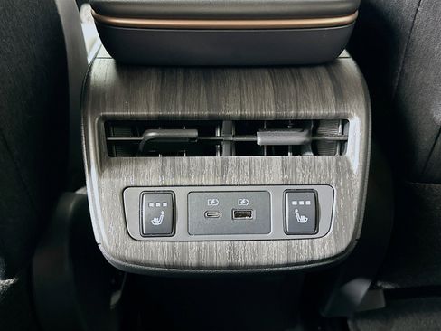 Used 2023 Nissan Ariya AWD image 28