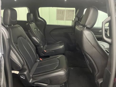 Used 2025 Chrysler Pacifica Select FWD image 12