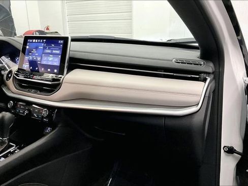 Used 2025 Jeep Compass Limited image 19