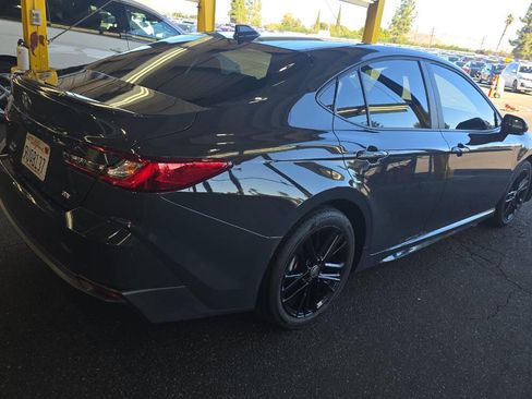 Used 2025 Toyota Camry SE image 2