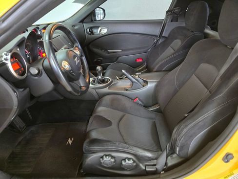 Used 2017 Nissan 370Z Coupe RWD image 22