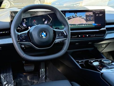 Used 2025 BMW 530i xDrive image 26