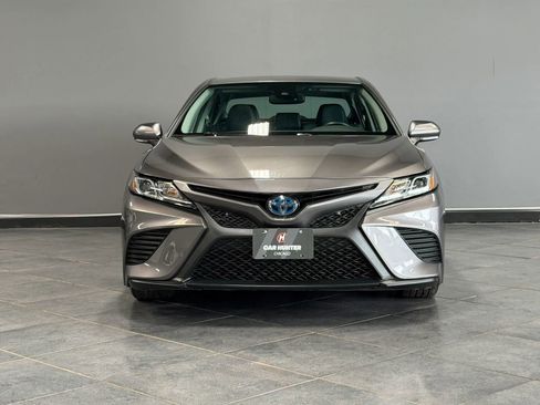 Used 2020 Toyota Camry SE w/ Sunroof Package FWD image 2