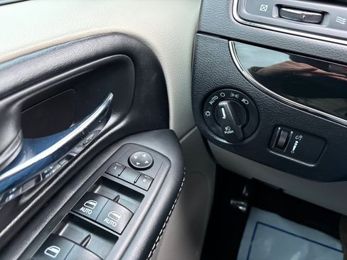 Used 2017 Dodge Grand Caravan SXT image 36