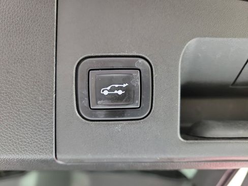 Used 2021 Cadillac XT4 Luxury w/ Cold Weather Package FWD image 9