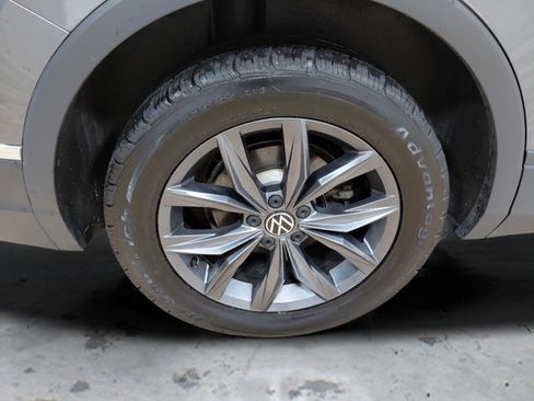 Used 2022 Volkswagen Tiguan SE AWD/4WD image 9