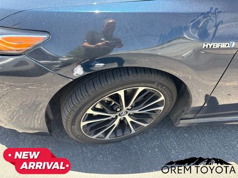 Used 2020 Toyota Camry SE w/ Sunroof Package FWD image 15