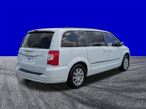 Used 2016 Chrysler Town & Country Touring FWD image 4