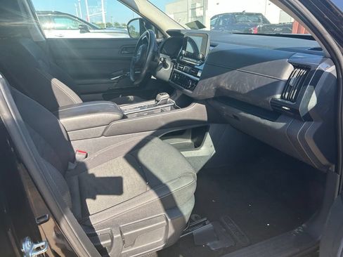 Used 2025 Nissan Pathfinder SV FWD image 3