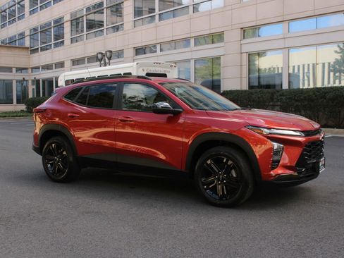 Used 2024 Chevrolet Trax ACTIV w/ Driver Confidence Package image 2