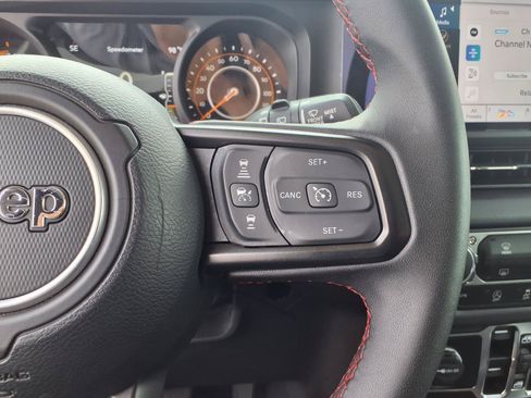 Used 2025 Jeep Wrangler Unlimited Rubicon AWD/4WD image 16