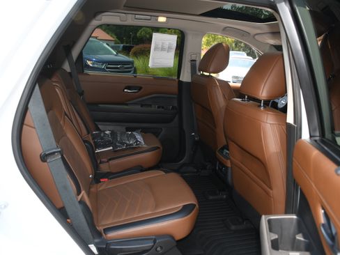 Used 2025 Nissan Pathfinder Platinum AWD/4WD image 21