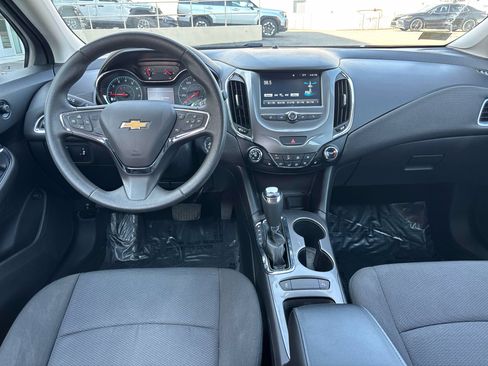 Used 2018 Chevrolet Cruze LT w/ Convenience Package FWD image 9