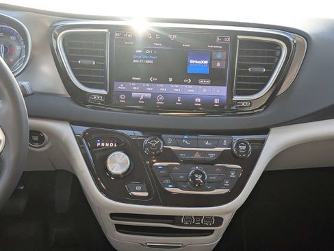 Used 2023 Chrysler Pacifica Touring-L FWD image 18