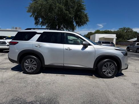 Used 2024 Nissan Pathfinder SV FWD image 10